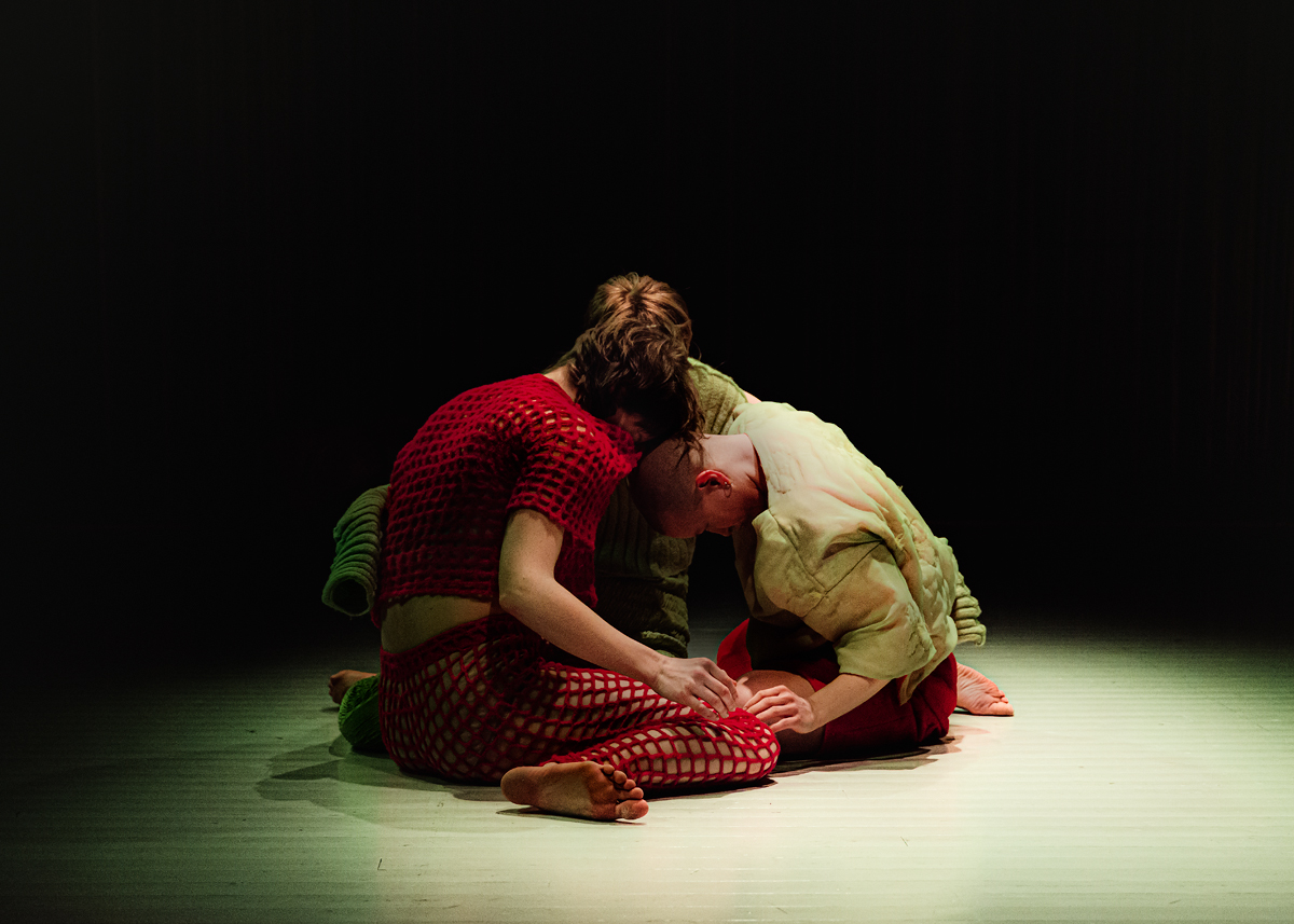 outoliini, 2023. A performance work by Laura Jantunen & working group, Helsinki. Read more about the work here: https://www.lauranen.com/outoliini 